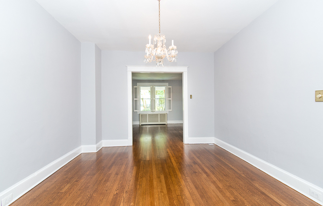 1863 INGLESIDE TER NW