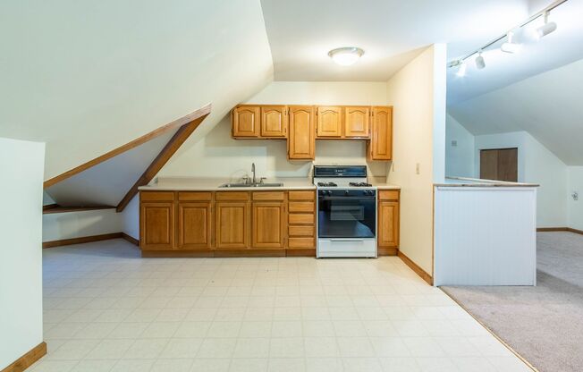 2 beds, 1 bath, $970, Unit Unit 4