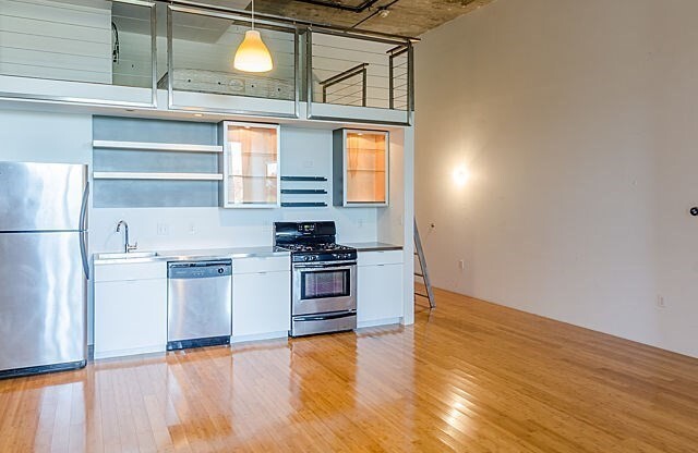 Studio, 1 bath, 989 sqft, $2,400, Unit Street