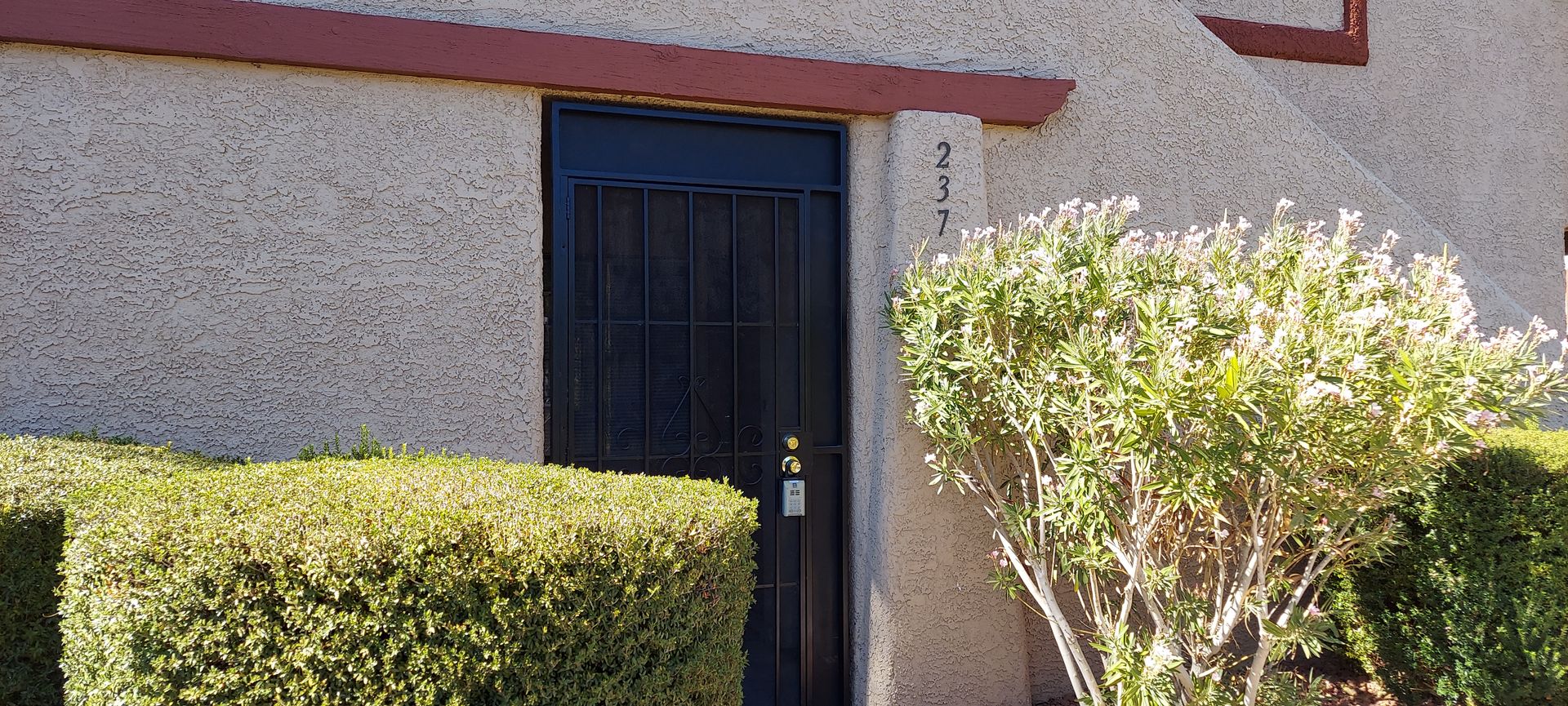 DOWNSTAIRS UNIT. 1 BEDROOM AND 1 BATHROOM. THE HOME FEATURES A FULLY RENOVATED KITCHEN. KITCHEN AND DINING AREA. LAUNDRY ROOM IN UNIT.  GREAT COMMUNITY WITH CLUBHOUSE. TENNIS COURT, SWIMMING POOL, SPA.