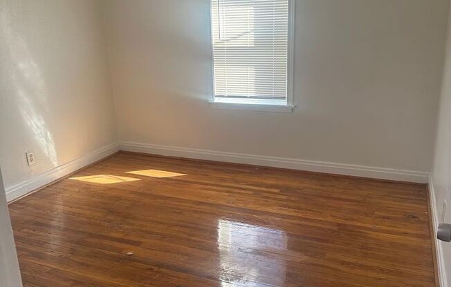 1 MONTH FREE WITH A 1 YEAR LEASE - 2 bed 1 bath Conveniently located in Overland