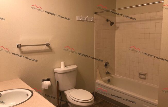 1 bed, 1 bath, 640 sqft, $1,140, Unit #33