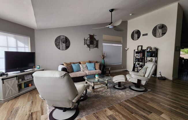 Spacious 3 Bedroom in the Foothills!