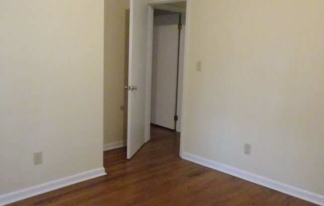Clarke Co. - Athens, GA Huntington Ct - 3 Bedroom, 1.5 Bathroom - Brick Home - Right Next to the GA. Square Mall - Convenient to all Athens Amenities