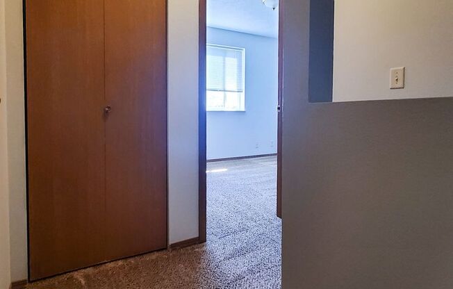 2 beds, 1.5 baths, 896 sqft, $1,495, Unit 660 LaSalle Street #1