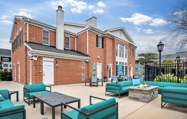 Welcome to Versailles on the Lakes Oakbrook Apartments