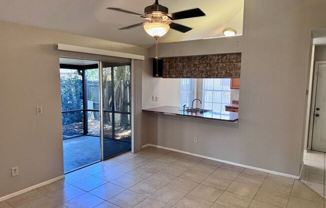 2/2 Townhome Located in Palm Harbor WITH Garage and Porch!