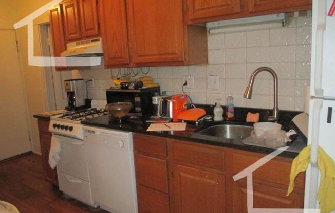 Large 2 bed unit located in the heart of Fenway.