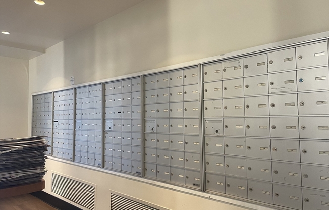 2 beds, 1 bath, 940 sqft, $2,350, Unit 13M