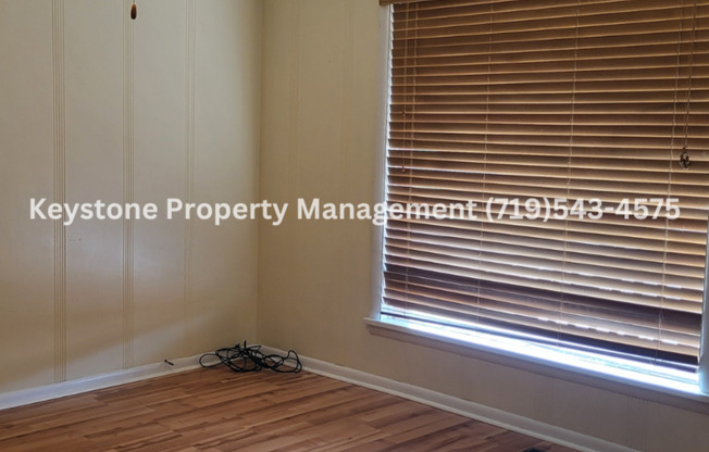 Conveniently located -  Downtown Apartment in 4-Plex with 2 Bedrooms/1 Bath $925/$925