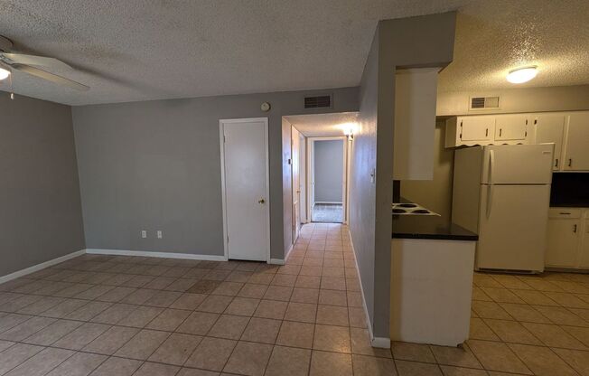 2 beds, 1 bath, 912 sqft, $735, Unit West Terrace 37 (Downstairs) -RTR