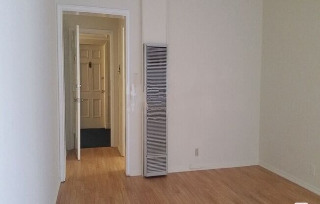 Studio, 1 bath, 400 sqft, $1,299, Unit 12