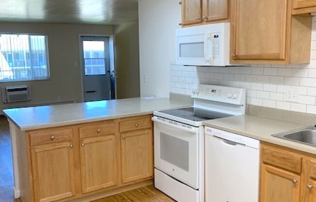 2 beds, 1 bath, 832 sqft, $1,725, Unit 219