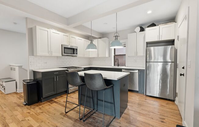 4 beds, 2 baths, 950 sqft, $5,500, Unit 924-1E