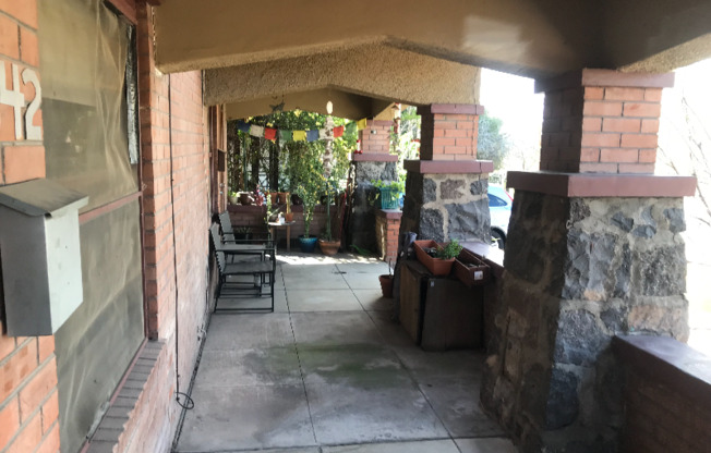 542 E 8 ST