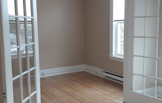 2 beds, 1 bath, 1,090 sqft, $1,350, Unit 202