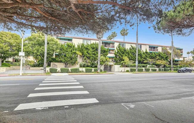 JUST BLOCKS TO THE BEAUTIFUL WIND AND SEA BEACHES!