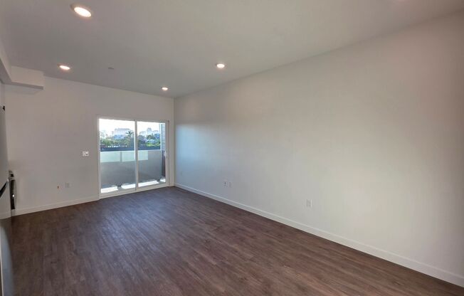 Studio, 1 bath, 327 sqft, $1,725, Unit 306