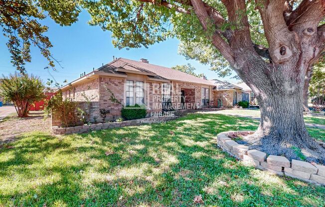 3 Bedroom Single-Story Home available For Rent in Dallas!