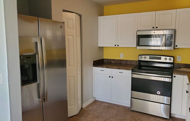 AVAILABLE NOW! Cozy Home in Fort Myers