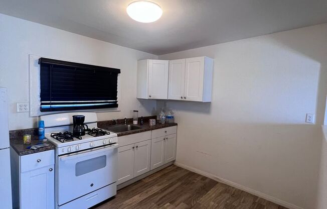 1 bed, 1 bath, $1,000, Unit C