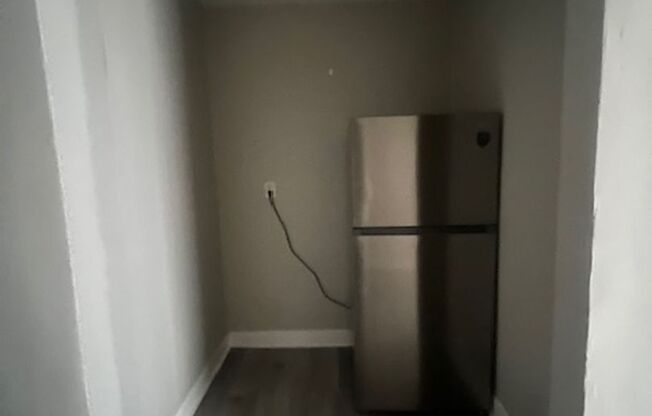 2 beds, 1 bath, $1,450, Unit 205 Belmont Unit #2L