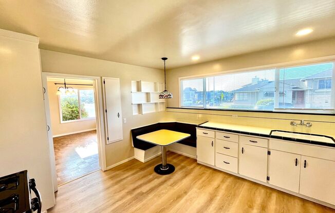 GORGEOUS, BEAUTIFULLY MAINTAINED 3 BED/2 BATH HOUSE WITH GARAGE!!!