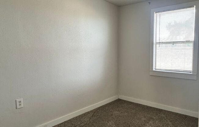 3 bedroom 1 bathroom remodeled home, w/d hookup, must see inside