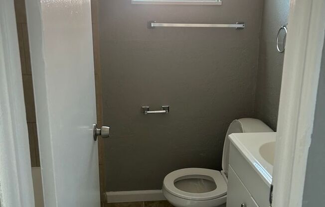 2 beds, 1 bath, 750 sqft, $1,095, Unit B10 1015 12