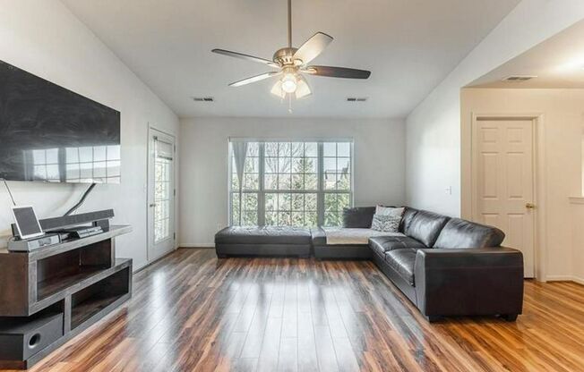 GORGEOUS COMMERCE TOWNSHIP 2 BED/2 BATH MOVE IN READY CONDO!