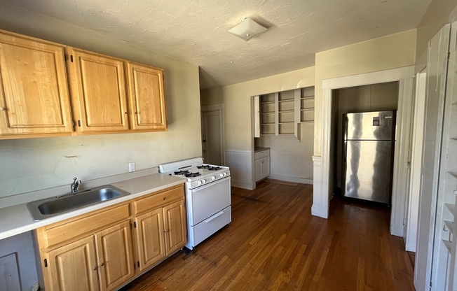 2 beds, 1 bath, 800 sqft, $2,500, Unit 3L