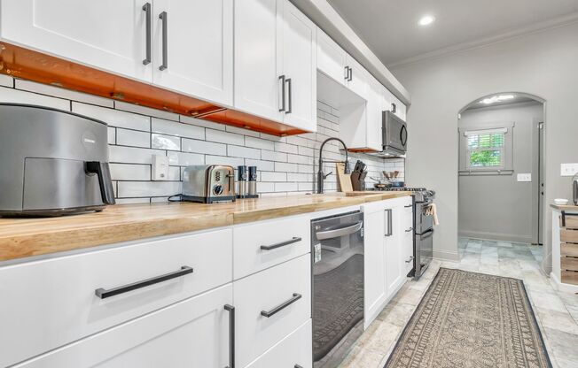 Live in Style – Modern 2BED/2BATH Seminole Heights Rental with Historic Charm!