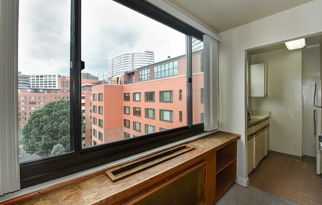 Spacious & Bright Studio at River Place East