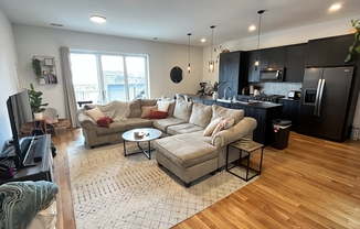 1637 W Grand Ave #4