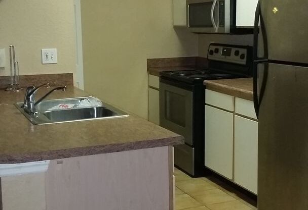 Luxury and Spacious, 1st floor condo with Water/sewer and trash included!