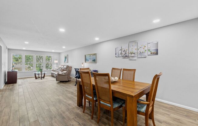 5 miles from 5th Avenue and Downtown Naples!
