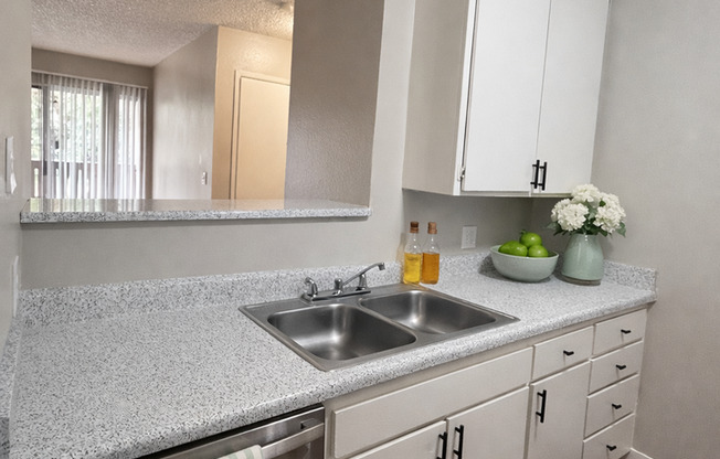 2 beds, 1 bath, 896 sqft, $2,195, Unit 070