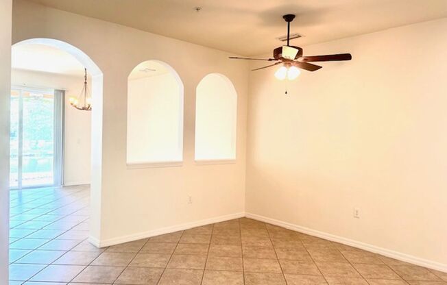 3/2.5 TOWNHOUSE W/GARAGE - CLOSE TO I/75 AND 20 MINUTES TO SIESTA BEACH!