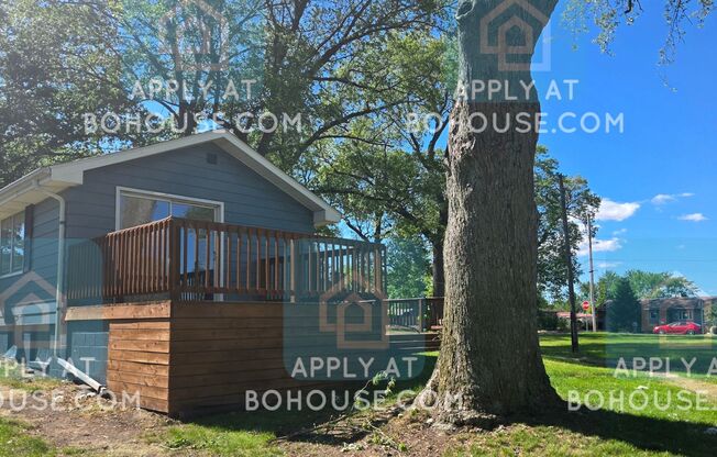 AVAILABLE SOON! LAKEFRONT 2 BED 1.5 BATH HOME W/OFFICE!