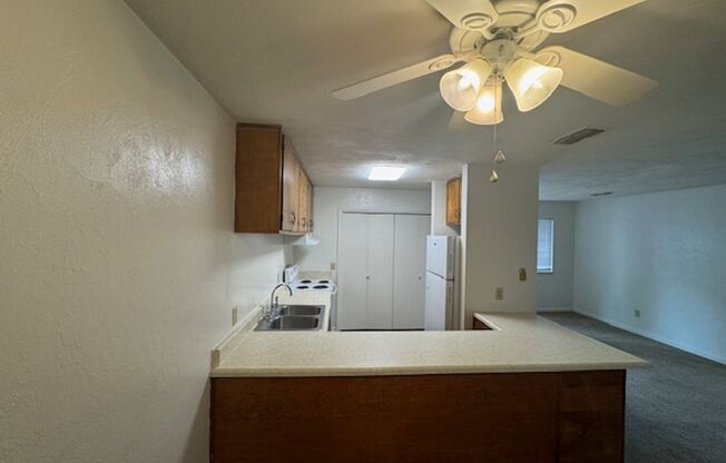 2 beds, 1 bath, 900 sqft, $1,300