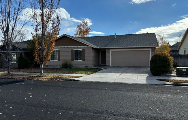 3 Bedroom House with Large Fenced Yard in Redmond