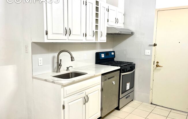 2 beds, 1 bath, $3,100, Unit 4