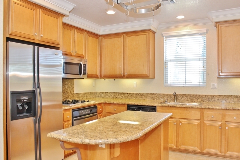Spacious 3BR/2.5BA Townhome in Gated Community – Prime San Diego Location!