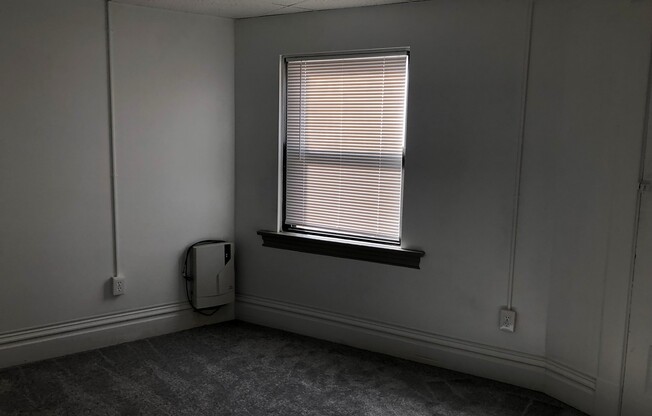 3 beds, 1 bath, $1,095, Unit 20B Freeport St.