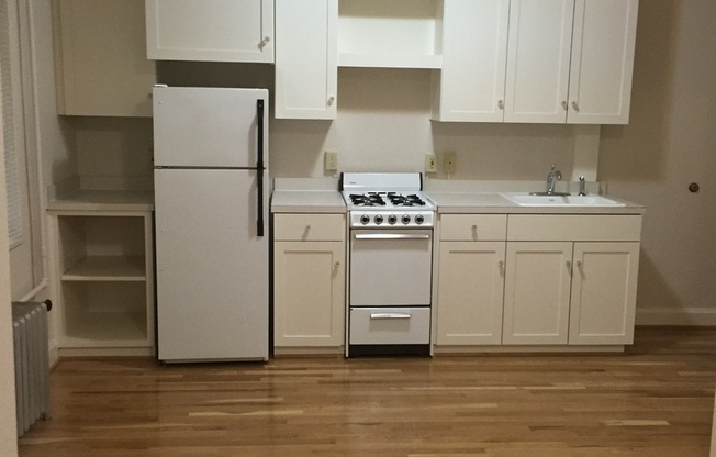 Studio, 1 bath, 300 sqft, $1,100, Unit 106
