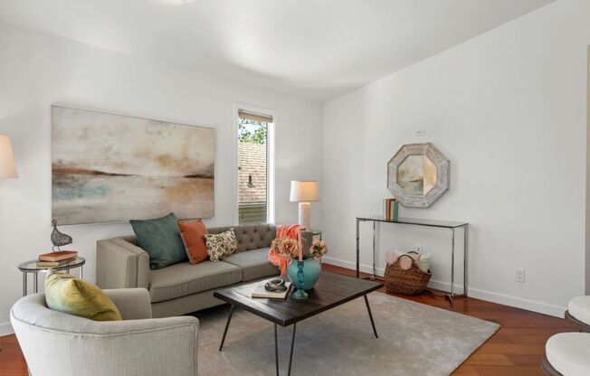 Top Floor 2-Bed Condo with Garage Parking