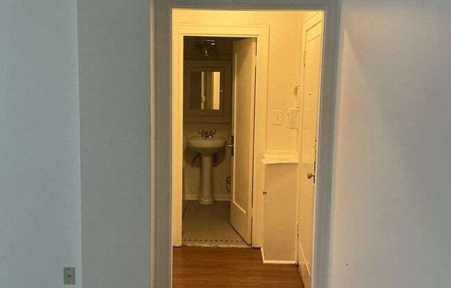 Studio, 1 bath, 325 sqft, $1,195, Unit 210