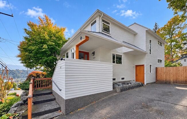 Spacious 5-Bedroom Magnolia Home with Rooftop Deck & Lake Views