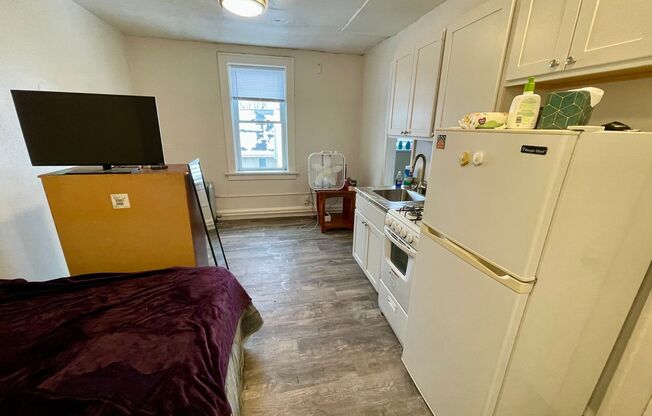 Studio, 1 bath, $725, Unit 35