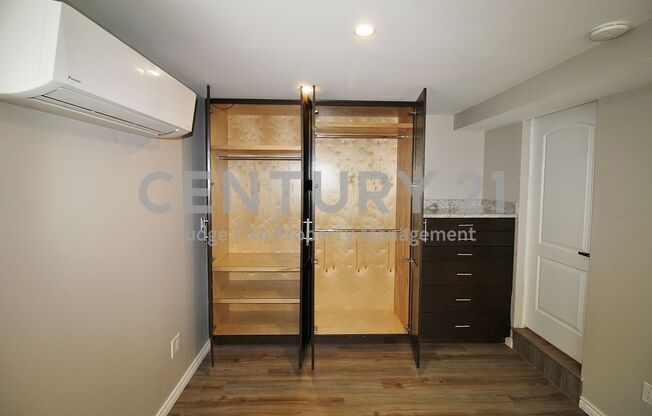 Charming 1/1 Efficiency Apartment Ready For Move-In!